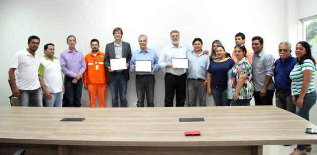 Diretor de Gás e Energia da Petrobras recebe Moção de Idevaldo Claudino Moções também foram encaminhadas à presidente da Petrobras, Maria da Graça Foster, e à própria empresa (Foto: Divulgação/ AI Câmara)