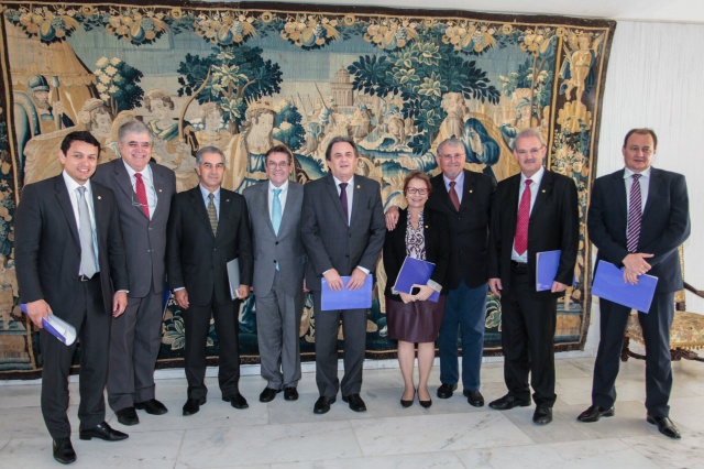 Parlamentares do Estado, governador Reinaldo Azambuja, embaixador do Chile e secretário de Obras do Estado. (Foto: Assessoria)