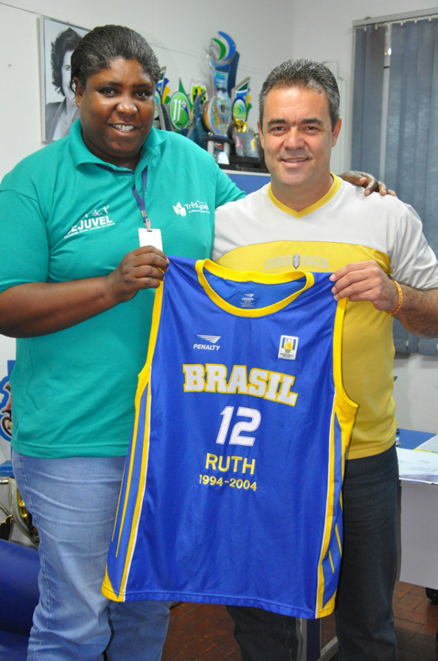 Atleta três-lagoense comemora os 20 anos do mundial de basquete A atleta três-lagoense esteve na Seleção Brasileira de Basquete de 1985 a 1995, sendo que dos 10 anos que representou o País, oito anos foi como titular da Seleção (Foto: Divulgação/Assecom)