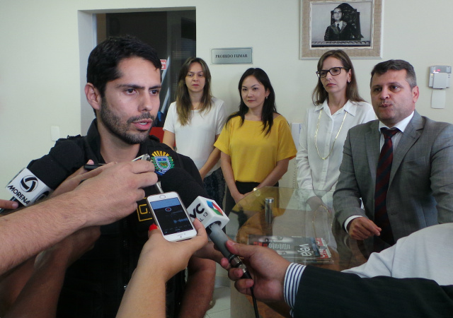 Promotor .... que comandou as buscas na prefeitura concedeu coletiva à imprensa no saguão do Ministério Público de Três Lagoas, acompanhando dos demais colegas da comarca local (Foto: Ricardo Ojeda) 