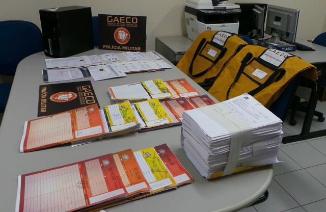 Gaeco vai pedir indiciamento de empresários e ex-servidor por fraude e formação de quadrilha Documentos de licitação, planilhas com os nomes de funcionários, além de um computador foram apreendidos pelos agentes da Gaeco no setor de licitações e finanças da prefeitura de Três Lagoas (Foto: Ricardo Ojeda)