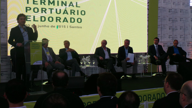 Em tempos de crise celulose se destaca no ranking de exportação em Mato Grosso do Sul Em Santos (SP), o presidente da J&F, Joesley Mendonça Batista discursa durante inauguração do terminal da Eldorado Brasil, 15 dias após lançar em Três Lagoas a pedra fundamental da segunda linha da fábrica que vai triplicar a produção de celulose (Foto: Ricardo Ojeda)