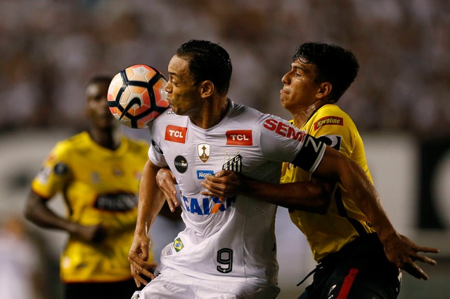 Santos perde para o Barcelona-EQU em casa e é eliminado da Libertadores Ricardo Oliveira briga pela bola com jogador do Barcelona-EQU. (Foto: Nelson Antoine/AP)