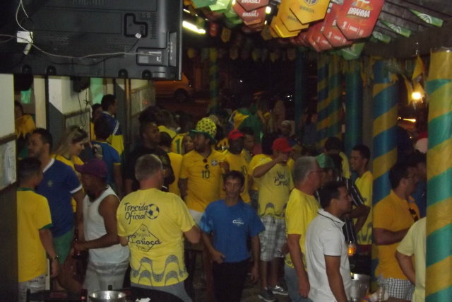 Torcedores comemoraram a vitória do Brasil no Bar Esquina Carioca (Foto: Edivelton Kologi)