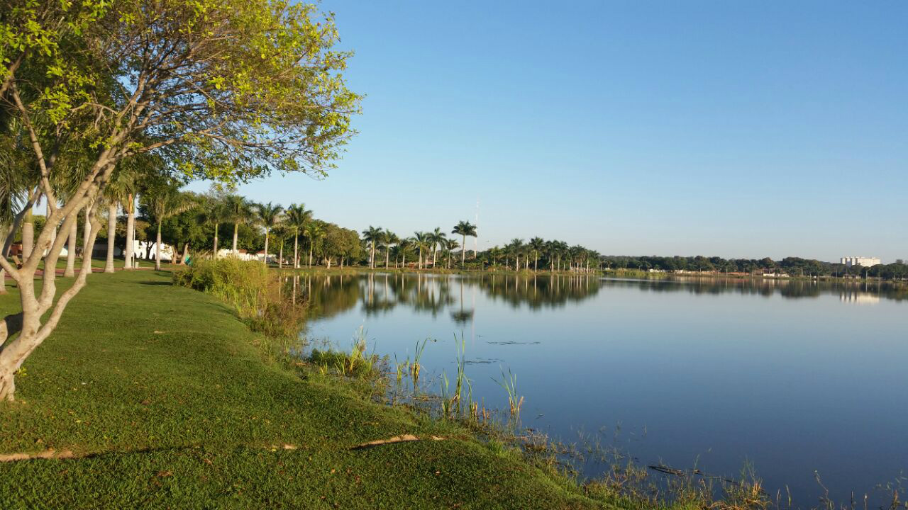 céu claro e sem nuvens na orla da lagoa maior . (Foto: Ricardo Ojeda)