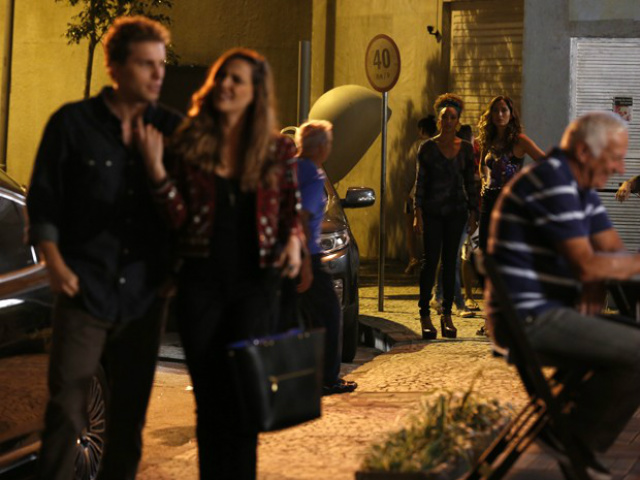 BABILÔNIA: Regina vê Vinícius e Cris juntos Cris e Vinícius saem do restaurante depois de jantarem juntos (Foto: Ellen Soares)