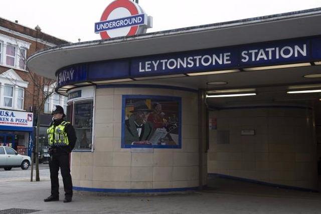 Polícia prende sexto suspeito de participação em atentado no metrô de Londres Polícia Metropolitana de Londres explicou que o jovem de 17 anos foi detido ontem à noite, em uma residência de Thornton Heath, no Sul da cidade. (Foto:Agência Lusa/EPA/Will Oliver/Direitos Reservados)