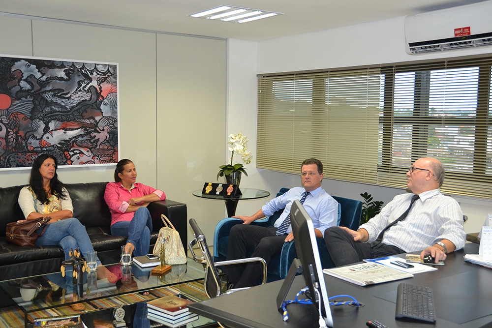 Também participou da reunião a diretora de Assistência Social de Terenos, Nilza Barbosa de Almeida Lopes. (Foto: Assessoria)