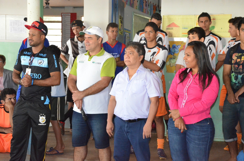 O vice-prefeito Luiz Akira (DEM), representando a prefeita Marcia Moura (PMDB), participou na Escola Estadual “Afonso Francisco Xavier Trannin”, no Distrito de Arapuá, (Foto: Assessoria)