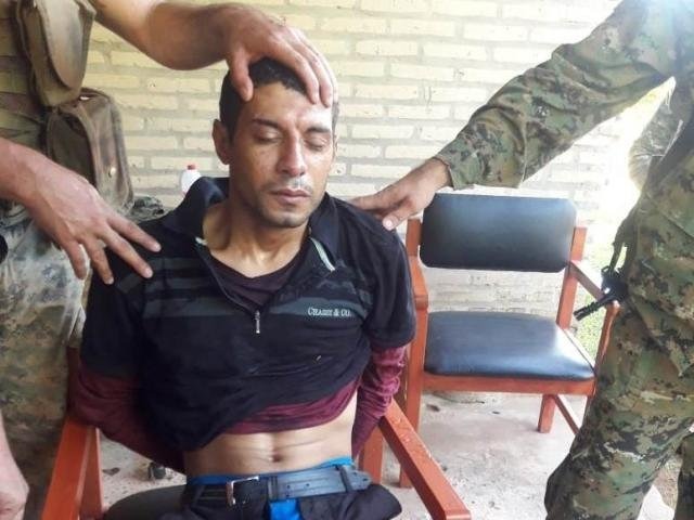 Líder do PCC é preso depois de três dias de perseguição na fronteira Matrix, líder do PCC na fronteira, tem rosto exibido por policiais após ser preso nesta manhã (Foto: Divulgação)