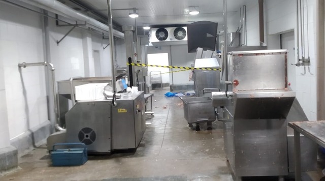 Funcionário de frigorífico morre ao cair em máquina de moer carne em Eldorado A área onde fica á máquina de moer carne em que o funcionário caiu está isolada. — Foto: Polícia Civil/Divulgação