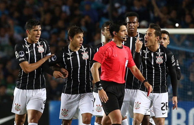 Corinthians perde a cabeça, só empata com o Racing e está fora da Sul-Americana Rodriguinho foi expulso durante empate com o Racing. (Foto: Agustin Marcarian/Reuters)