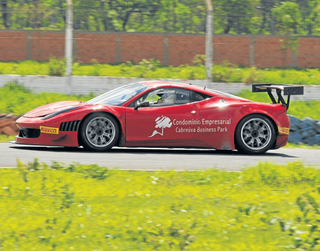 Rafael Derani pisou fundo em sua Ferrari F-458 (Foto: GERSON WALBER/CORREIO DO ESTADO)