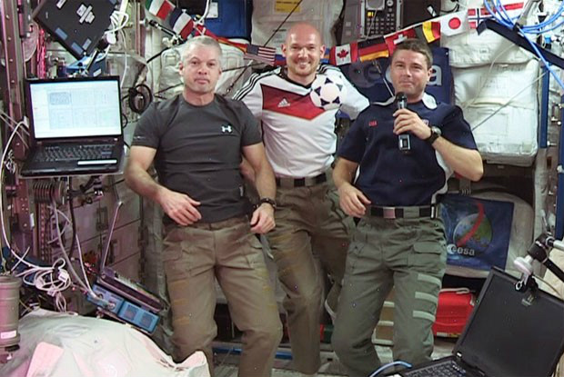 Os astronautas Reid Wiseman e Steve Swanson, dos Estados Unidos; e Alexander Gerst, da Alemanha, vão assistir a Copa do Mundo na ISS (Foto: Reprodução/Nasa)