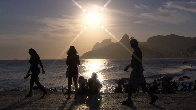 Banhistas aproveitam praia no verão brasileiro, em imagem de arquivo (Foto: Reprodução/GloboNews)