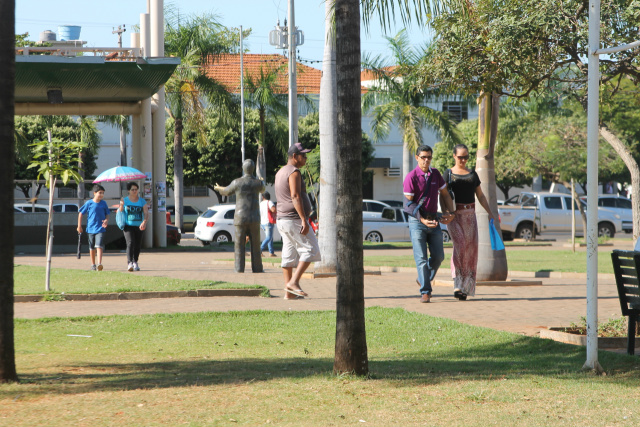 Com temperatura alta, os agasalhos da população continuam guardados. (foto: Fábio Jorge)