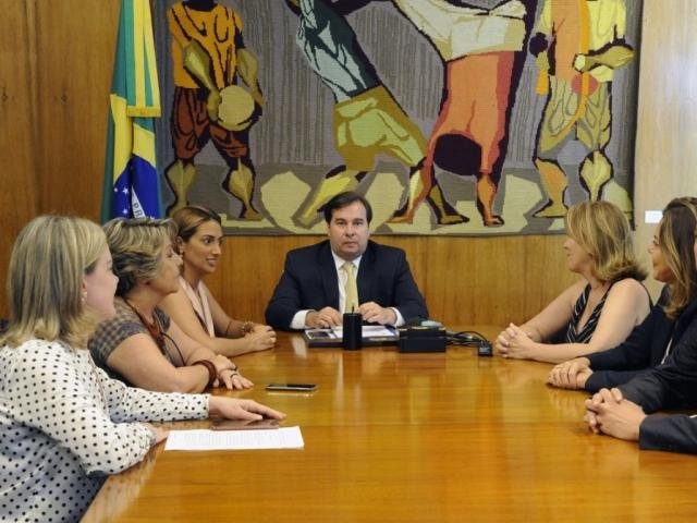 Comissão de deputadas virá a MS ouvir mulheres vítimas de violência Ato de criação do grupo foi feito ontem, em reunião com presidente da Câmara, Rodrigo Maia (Foto: Luís Macedo/Câmara dos Deputados)