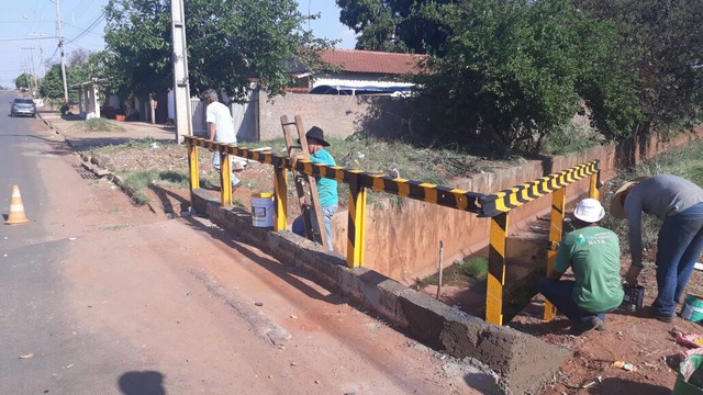 Proteção destruída após acidente no Jardim Brasília é reconstruída pela Prefeitura de Três Lagoas Dois acidentes registrados no local. Um destruiu a proteção, e o outro aconteceu pela falta dela. (Foto: SECOM TRÊS LAGOAS)