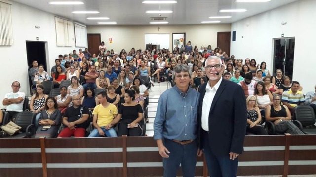 Atleta do vôlei que venceu o câncer dá palestra motivacional em Brasilândia Professor Airton Rodrigues, à direita, e o prefeito dr. Antonio Thiago. Foto: Divulgação.