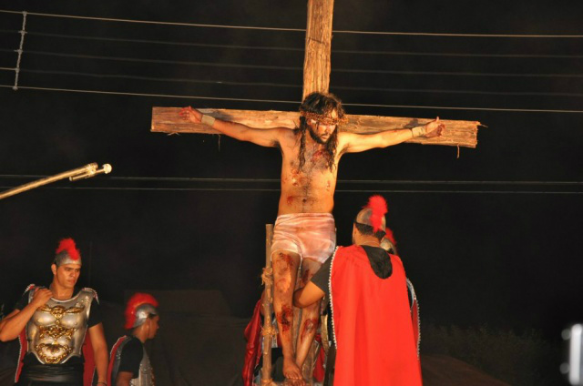 Paixão, morte e ressurreição de Cristo serão encenadas na Igreja Matriz durante a Via Sacra A encenação da crucificação é considerada por muitos, um momento de muita emoção, aos que estão presentes. No detalhe, registro de uma apresentação passada. (Foto: Divulgação)