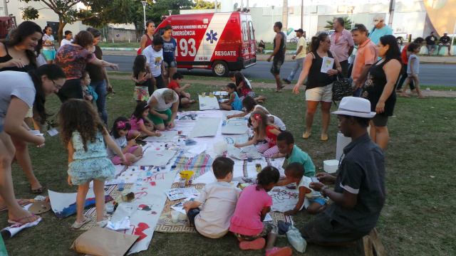 Acompanhadas de monitores, as crianças tiveram um domingo diferente, exercendo a prática de pintura em cartolina (Foto: Ricardo Ojeda)
