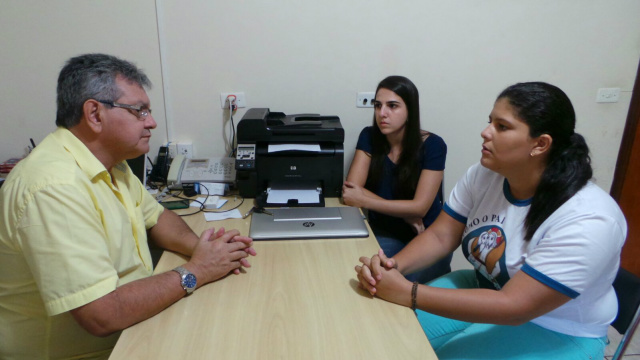 Letícia Baladario e Renata Azambuja em conversa com o jornalista e diretor do Perfil News, Ricardo Ojeda. Durante o encontro, as jovens divulgaram informações de como será a encenação da Paixão de Cristo em Três Lagoas. (Foto: Patrícia Miranda)