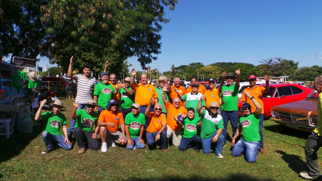 Integrantes da diretoria do Clube de Carros Antigos e colecionadores de outras municípios comemoram a sucesso do evento (Foto: Ricardo Ojeda)