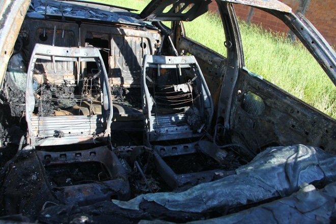 Assaltantes queimam carro após roubo na madrugada Veículo foi incendiado por assaltantes (Foto: Jornal da Nova)