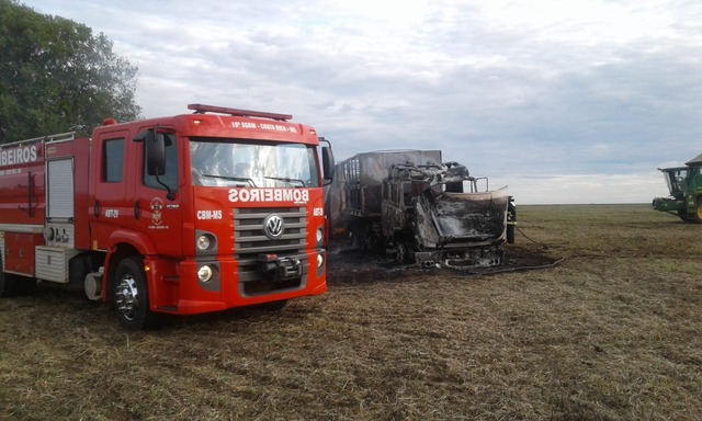 Após fracasso em roubo, ladrões queimam carreta e maquinário agrícola