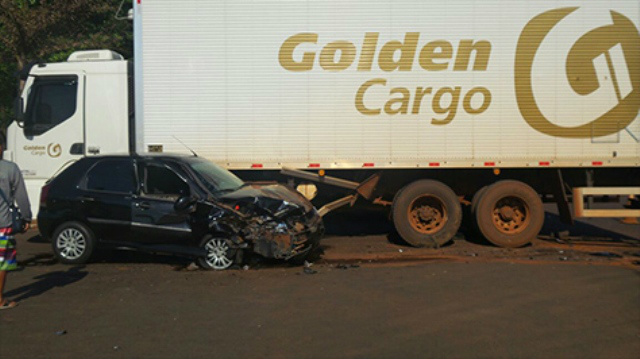 O caminhão e o Fiat, envolvidos no acidente agora de manhã, em Campo Grande, na saída para Três Lagoas (Foto: Midiamax News)