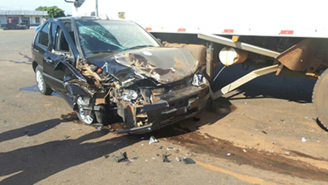 Caminhoneiro tem visão ofuscada pelo sol e bate contra Fiat Palio Na colisão, o Fiat ficou com a frente toda destruída devido ao forte impacto contra o caminhão (Foto: Midiamax News)