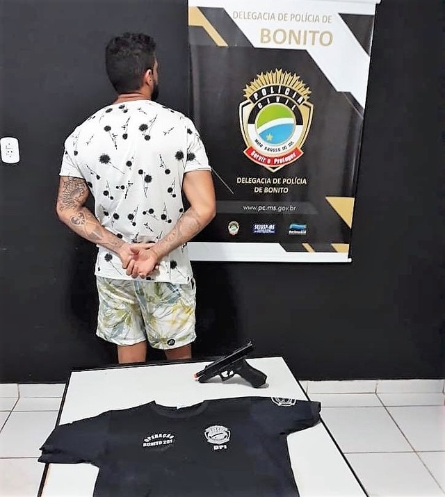 Homem é preso em MS ao se passar por policial para conquistar mulheres em festas De acordo com a polícia o homem publicava fotos em redes sociais usando o uniforme — Foto: Polícia Civil/Divulgação