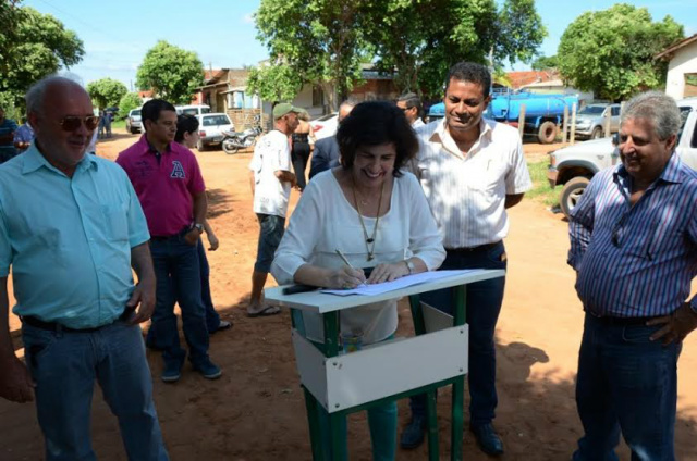 Marcia, na companhia de outras autoridades e representantes da construtora responsável pelas obras, assina autorização para início do asfaltamento no Bela Vista (Foto: Divulgação)