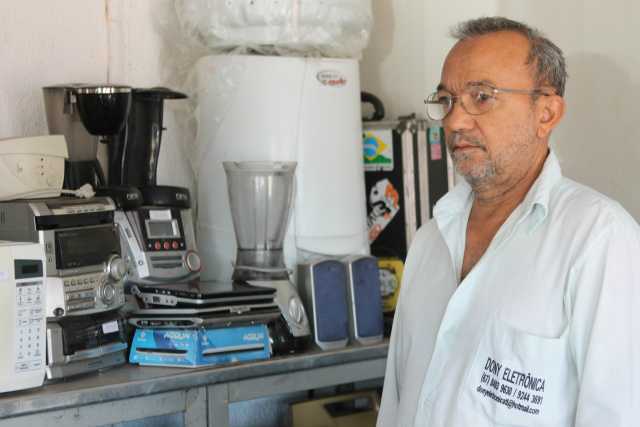 Mesmo com a modernidade, profissões antigas ainda sobrevivem em Três Lagoas Eletricista Benedito da Silva, o ''Dony''. (Foto: Lucas Gustavo).