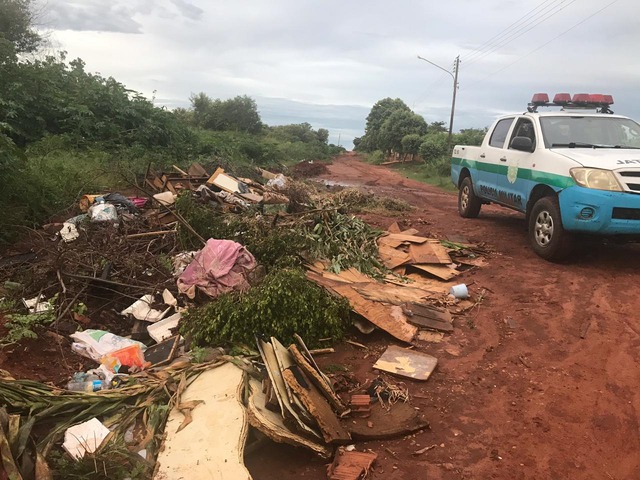 Polícia Ambiental multa homem em R$ 5 mil por jogar lixo na rua Foto: Divulgação PMA