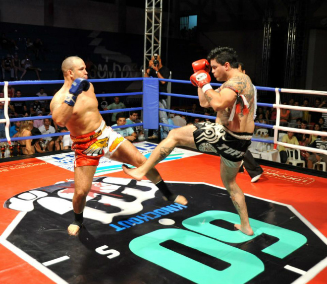Campeão mundial de Muay-thai morre em Campo Grande Eduardo (bermuda preta) em uma de suas últimas lutas, em Campo Grande (Foto: Divulgação)