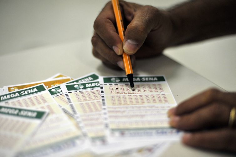 Mega-Sena sorteia neste sábado prêmio de R$ 105 milhões Marcello Casal Jr./Agência Brasil