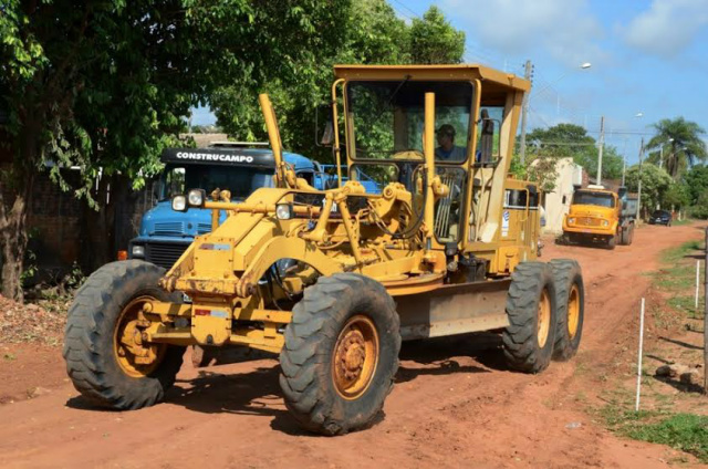 Autorizado o asfaltamento total do bairro Bela Vista Após a autorização da prefeita, homens, máquinas e caminhões começaram a trabalhar em uma das ruas já estacadas para receber as obras (Foto: Divulgação)