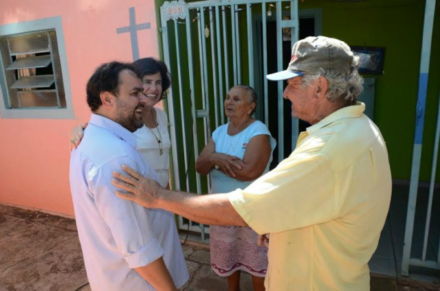 Autorizado o asfaltamento total do bairro Bela Vista Moradores aproveitaram a presença de Marcia e do secretário Walter Garcia para fazer outras solicitações de melhorias ao bairro (Foto: Divulgação)