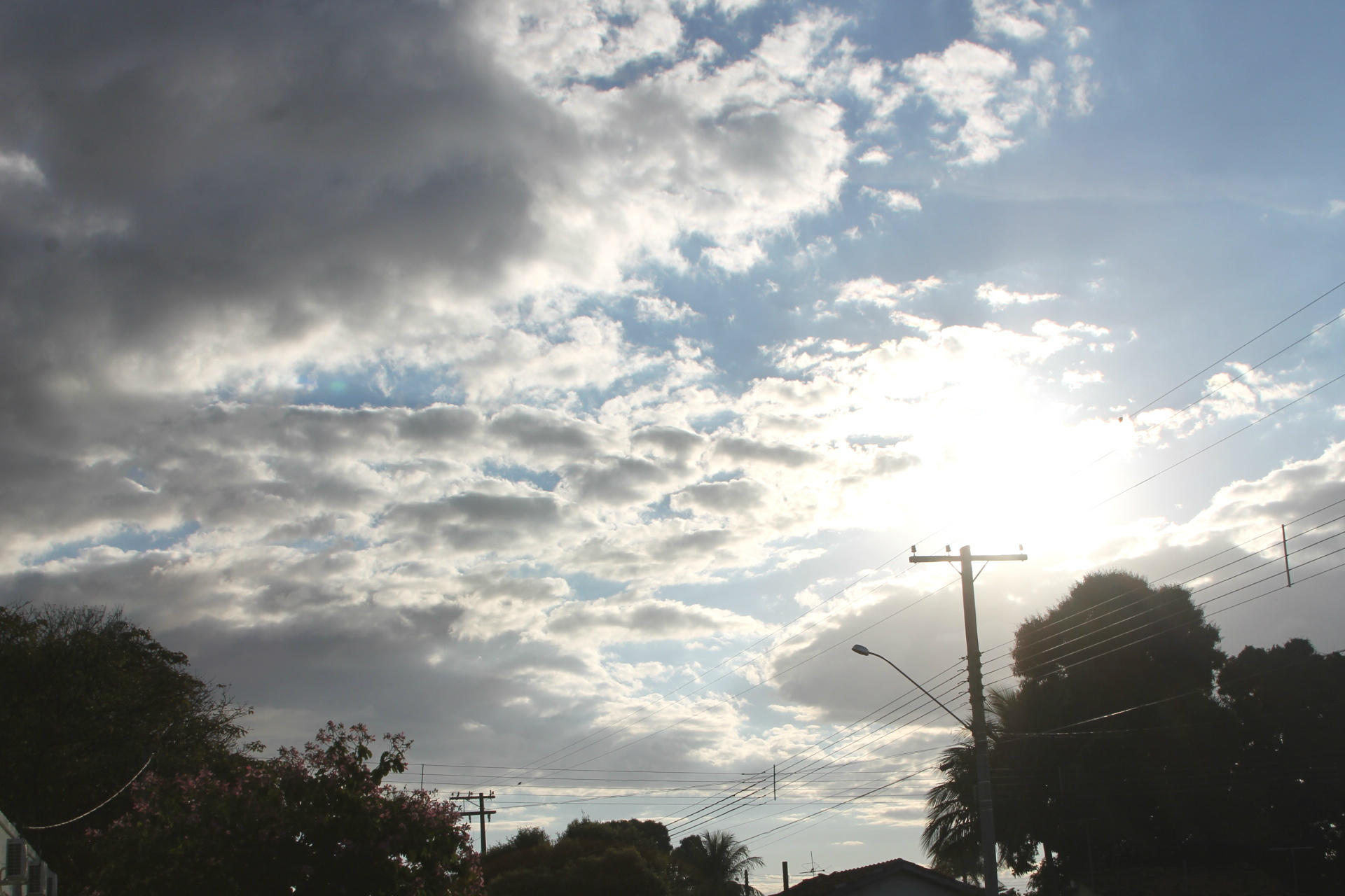 Céu nublado e muitas nuvens nesta manhã. (Foto: Kênia Guimarães)