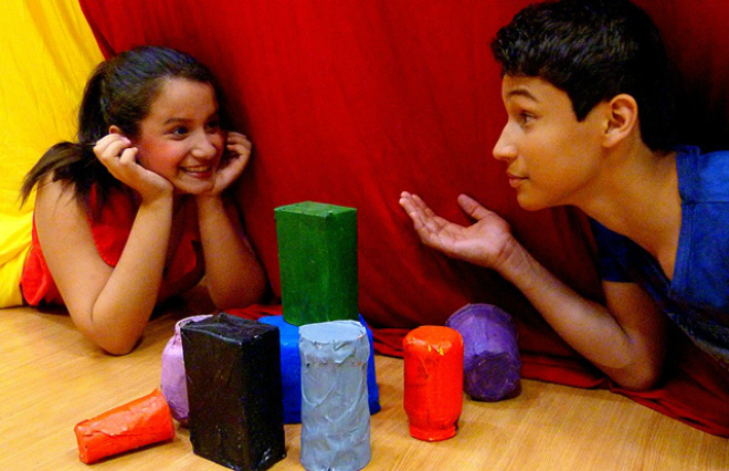 Identidade apresenta “Quem Roubou o Branco do Mundo?” O Núcleo de Criança e Adolescente, da Escola Municipal de Teatro, e o Projeto Identidade – Grupo de Teatro iniciaram as atividades em abril de 2013 (Foto: Divulgação/Assecom)