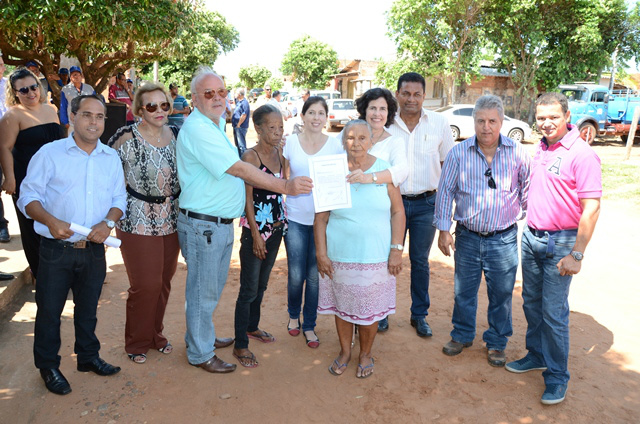Autorizado o asfaltamento total do bairro Bela Vista A prefeita esteve acompanhada de secretários e assessores, vereadores e representantes da empresa construtora (Foto: Divulgação)