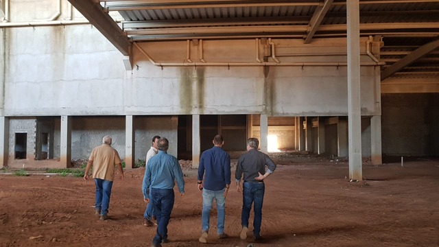 Empresários e o secretário de Desenvolvimento Econômico visitaram as obras do shopping hoje pela manhã (Foto: Ricardo Ojeda)