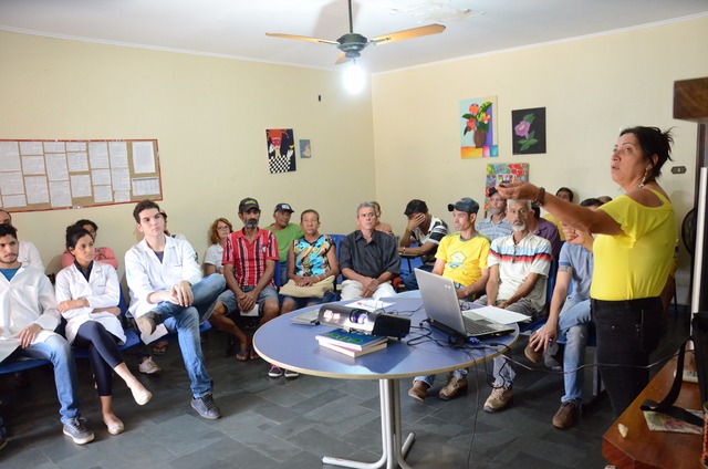 Ação da equipe do CCZ e do setor de Entomologia consiste em palestras e distribuição de material educativo. (Foto: SECOM TRÊS LAGOAS)