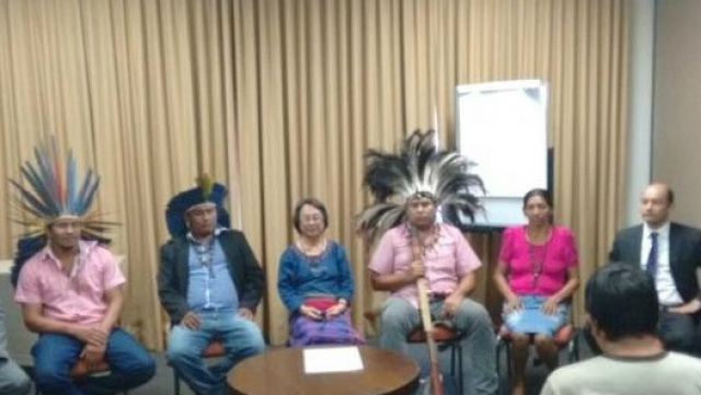 Relatora Victoria Tauli-Corpuz, ao centro, participa de reunião com representantes de comunidades indígenas e autoridades (Foto Caroline Maldonado)