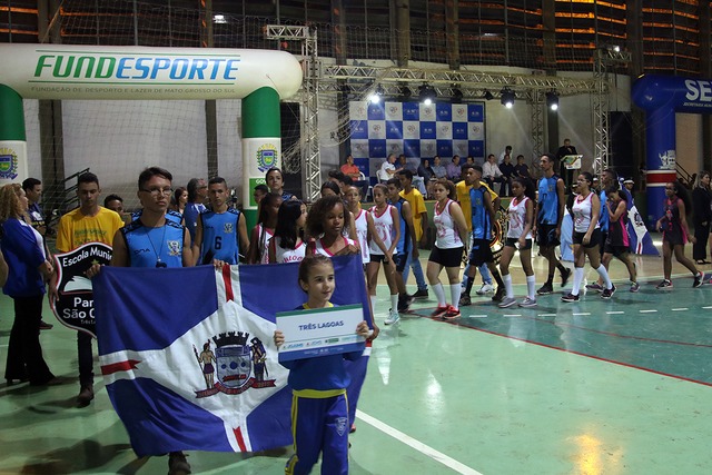 Dada a largada para os jogos de vôlei pelos JEMS/JOJUMS Partidas começaram nesta manhã em cinco ginásios do Município (Foto/Assessoria)