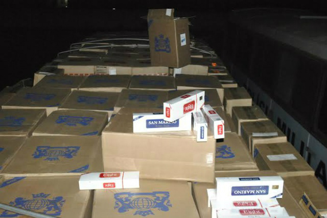 Caixas de cigarros estavam acomodadas na carroceria do caminhão (Foto: Osvaldo Duarte)
