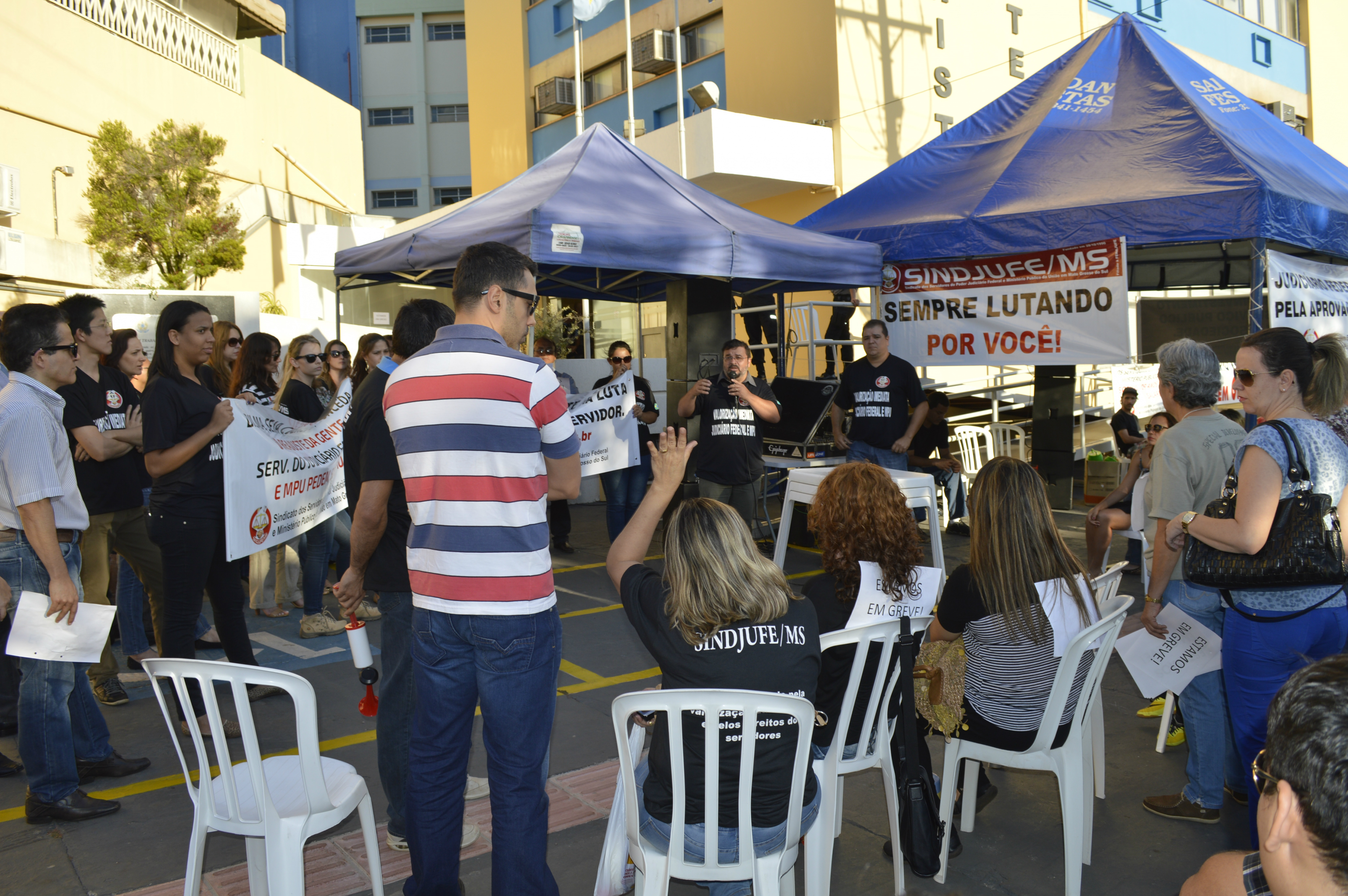 Agora à tarde, mais de 50% dos servidores do Forum Trabalhista cruzaram os braços.  (Foto: Assessoria)