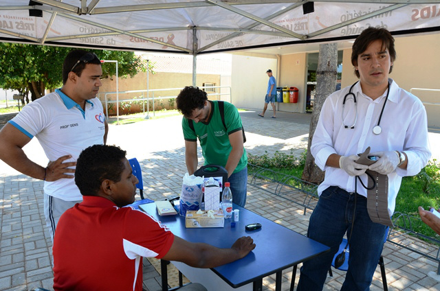 A equipe do Programa Hiperdia disponibilizou à população a oportunidade de realizar exame de glicemia, avaliação de riscos de contrair Diabetes, aferição da pressão arterial e outros (Foto: Divulgação)