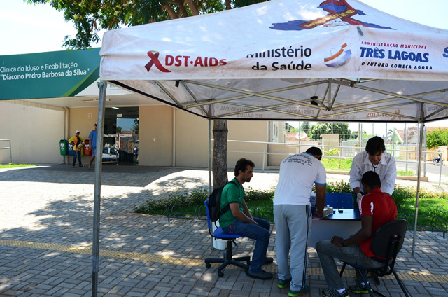 Uma tenda foi em frente à Clínica do Idoso e Reabilitação “Diácono Pedro Barbosa da Silva”, no bairro Nossa Senhora Aparecida, para o atendimento (Foto: Divulgação)